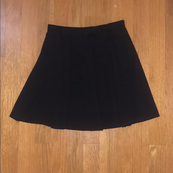Brandy Melville black pleated skirt - Picture 3 of 4